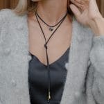 Melna aukliņa ar pelēku kristālu