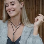 Komplekts: melna aukliņa ar pelēkiem kristāliem un nagliņauskari