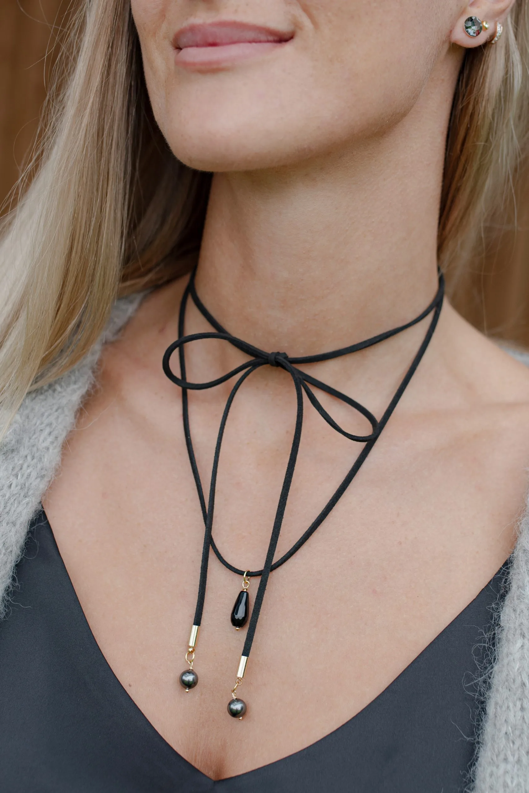 Black jewelry cord with droplet and crystal pearls - Image 3