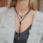 Komplekts: melna aukliņa ar zaļiem kristāliem un dizaina auskari