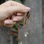 Brūna aukliņa ar kristāliem