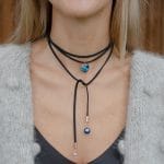 Melna aukliņa ar zilu kristālu