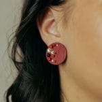 Koka auskari Latvijas karoga krāsās